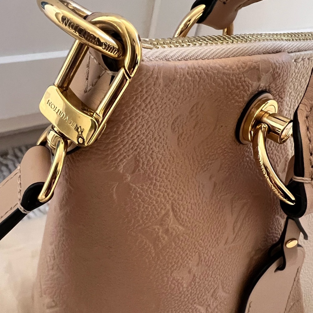 Louis Vuitton V tote MM - Picture 4 of 14